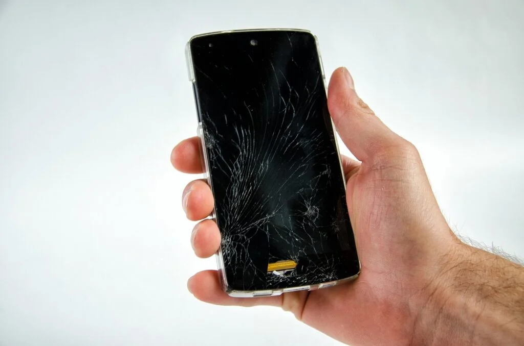smartphone, broken, damaged-2539693.jpg