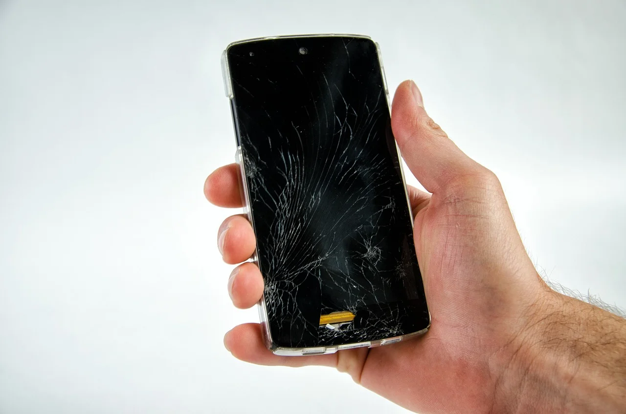smartphone, broken, damaged-2539693.jpg